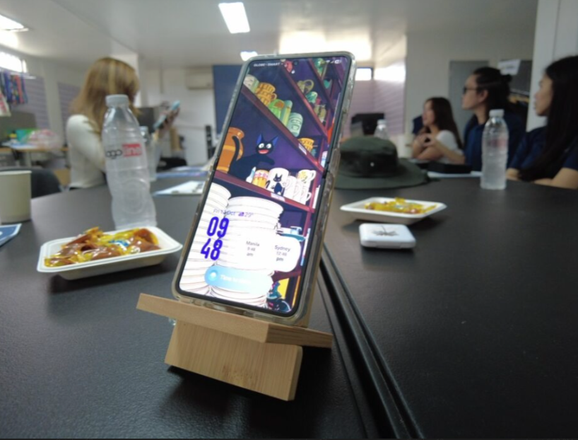phone stand with phone on the table